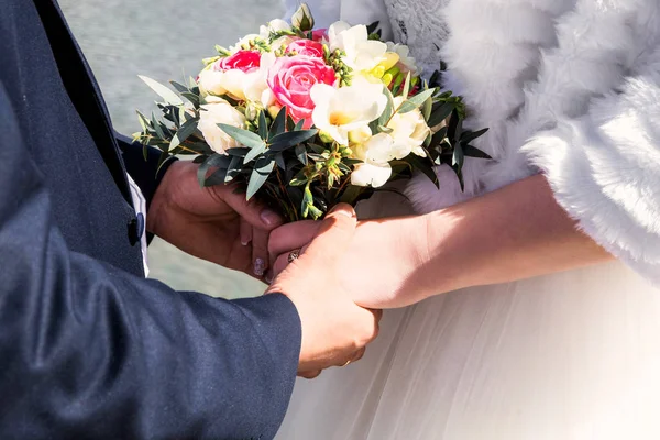 Mãos de casal recém-casados — Fotografia de Stock