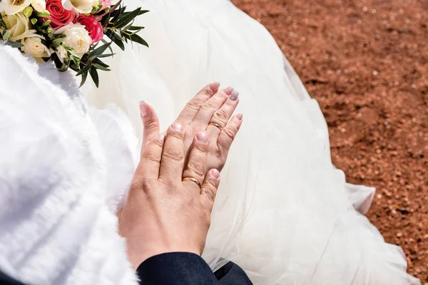 Mãos de casal recém-casados com anéis de casamento — Fotografia de Stock