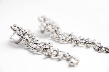 Beyaz arka plan üzerinde taşlar gümüş küpe