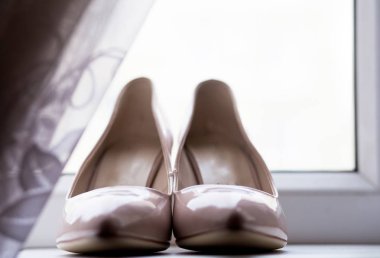 Düğün ayakkabıları pencerenin yanında. Düğün masrafları