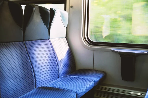 Três assentos azuis no trem europeu moderno — Fotografia de Stock