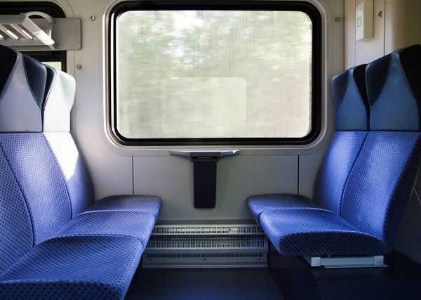 Cinco assentos azuis virados um para o outro no trem europeu moderno — Fotografia de Stock