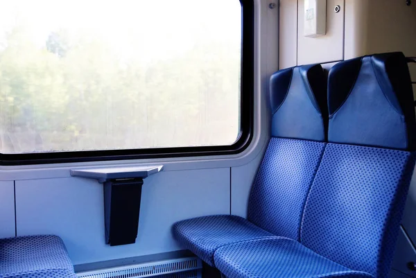 Quatro assentos azuis virados um para o outro no trem europeu moderno — Fotografia de Stock
