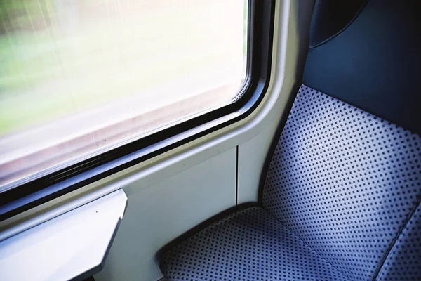 Assento azul no trem europeu moderno — Fotografia de Stock