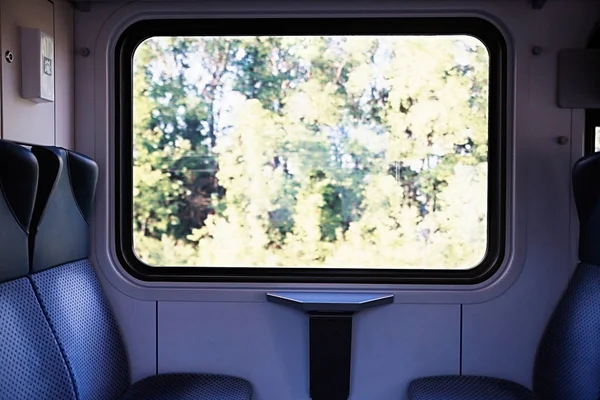 Quatro assentos azuis virados um para o outro no trem europeu moderno — Fotografia de Stock