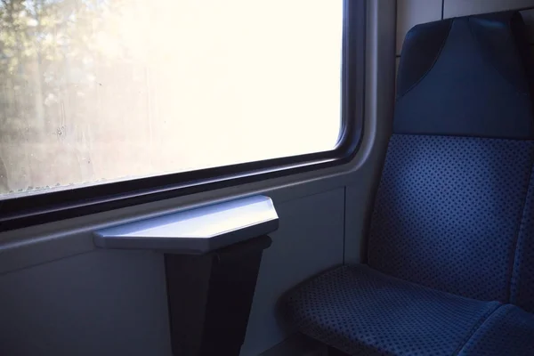 Assento azul no trem europeu moderno — Fotografia de Stock