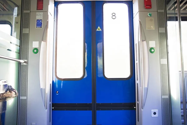 Двери поездов метро закрыты — стоковое фото