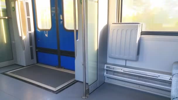 In de trein naast het venster zijn er twee stoelen en deur — Stockvideo