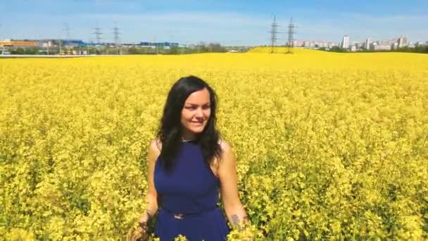 Jovem menina bonita no campo amarelo — Vídeo de Stock