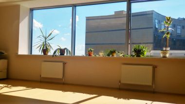 Gökyüzü ve iş merkezi ofis penceresinden görüntülemek