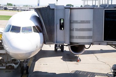 Köprü yatılı ile uçak yanaştı