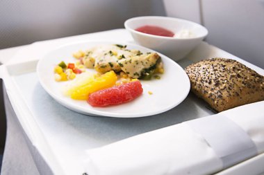 Business class uçak gemide Öğle Yemeği