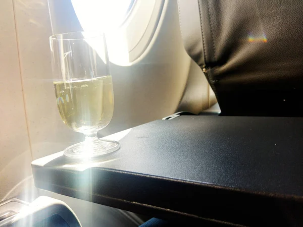 Бокал вина в самолете — стоковое фото