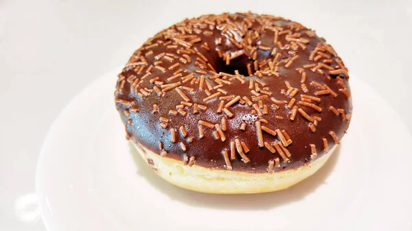 Donut de chocolate isolado em branco — Fotografia de Stock