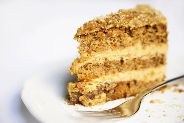 Slice of delicious honey cake on white plate — Stock Photo, Image