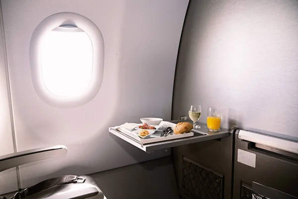 Nourriture servie à bord d'un avion en classe affaires sur la table — Photo