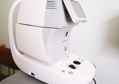 Göz doktoru'nın ofisinde modern tonometer