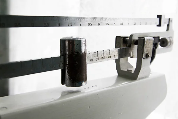 Винтажная весовая шкала — стоковое фото