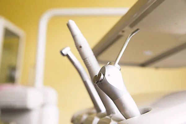 Instrument och verktyg för tandvård på en tandläkarmottagning — Stockfoto