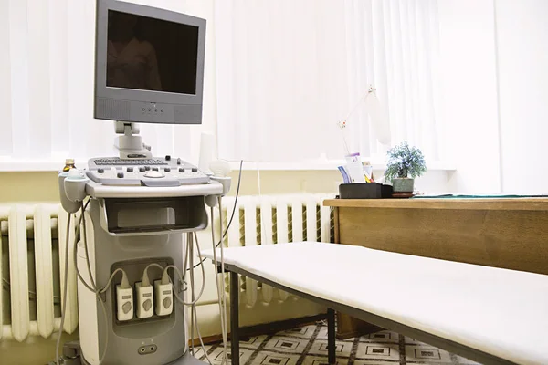 Intérieur de la salle médicale avec équipement de diagnostic à ultrasons — Photo