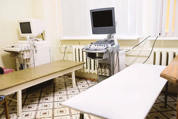 Interiör i medicinskt rum med ultraljudsdiagnostisk utrustning — Stockfoto