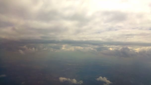 Frontera entre tierra y cielo desde la ventana del avión — Vídeo de stock