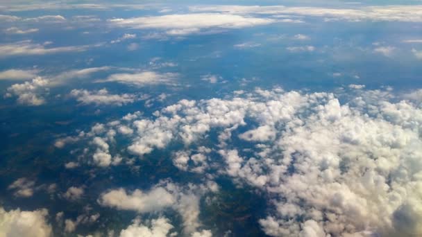 Wolken aus dem Flugzeugfenster — Stockvideo