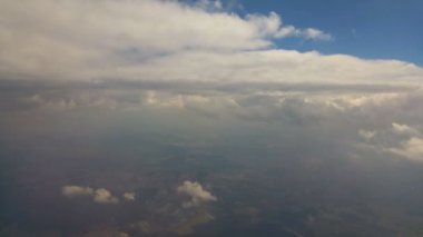 manzara ve gökyüzü uçak penceresinden görünümü