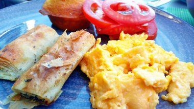 Kahvaltı, omlet, domates ve puf böreği