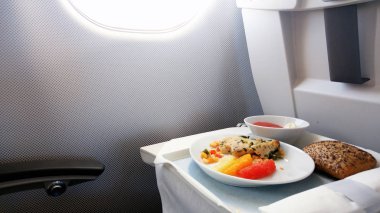 Business class uçak gemide Öğle Yemeği
