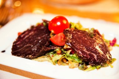 Bir restoranda carpaccio ile plaka