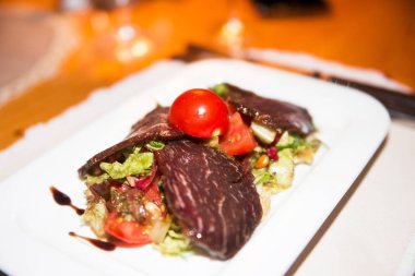 Bir restoranda carpaccio ile plaka