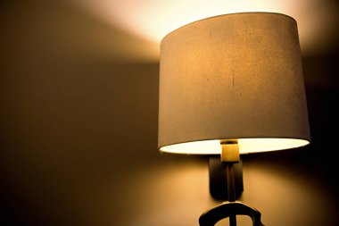 Duvar lambası sarı gölge ile 