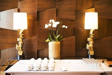 Bardak ve tabaklar. Otel hizmetinizde