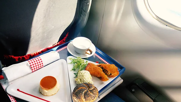 Almuerzo en la clase ejecutiva a bordo del avión — Foto de Stock