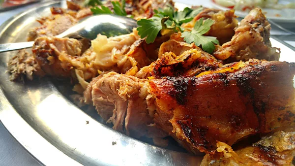 Fleischstücke in einem eisernen Teller — Stockfoto
