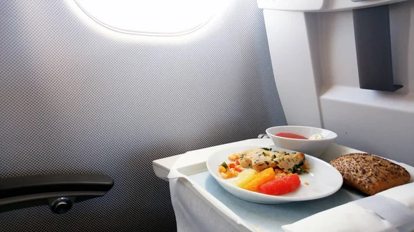 Almuerzo en la clase ejecutiva a bordo del avión — Foto de Stock