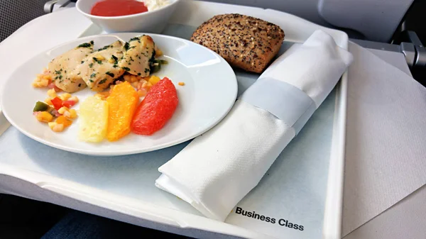 Almuerzo en la clase ejecutiva a bordo del avión — Foto de Stock