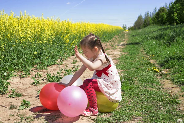 Niña está jugando con globos —  Fotos de Stock
