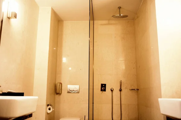 Douche en verre moderne à l'hôtel — Photo