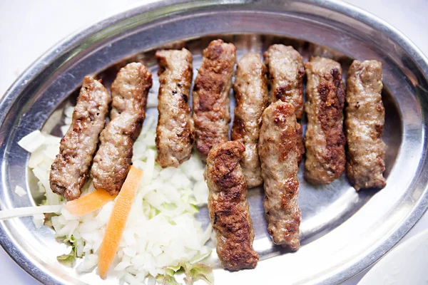 Cevapi, cevapcici, carne picada dos Balcãs — Fotografia de Stock