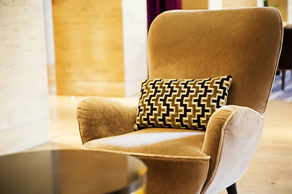 Poltrona marrone in una hall di un hotel — Foto Stock
