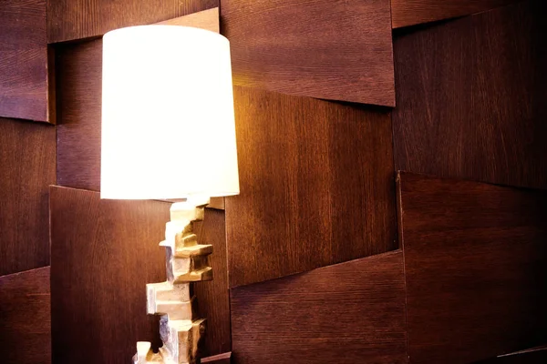 Modern lampa infront av moderna vägg — Stockfoto