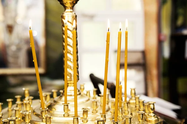 Acender velas de fogo na igreja ortodoxa — Fotografia de Stock