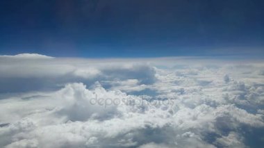 Mavi gökyüzü ve uçak penceresinden bakış bulut Top havadan görünümü,