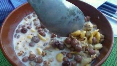 Birisi kaşık müsli engeller