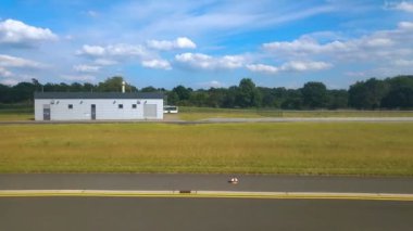 Araç hızlı bir şekilde yol boyunca rides