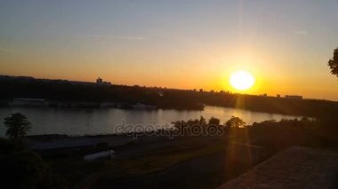 Şehrin üzerinde akşam güneşi