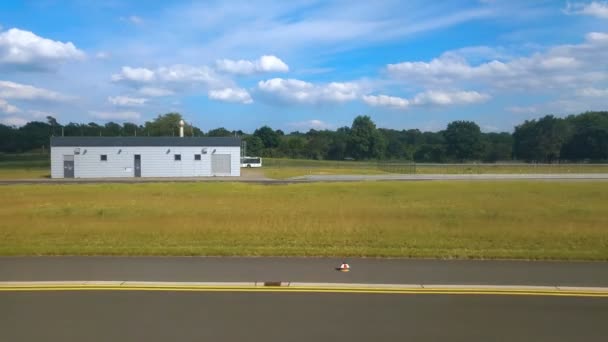 Le véhicule parcourt rapidement la route 