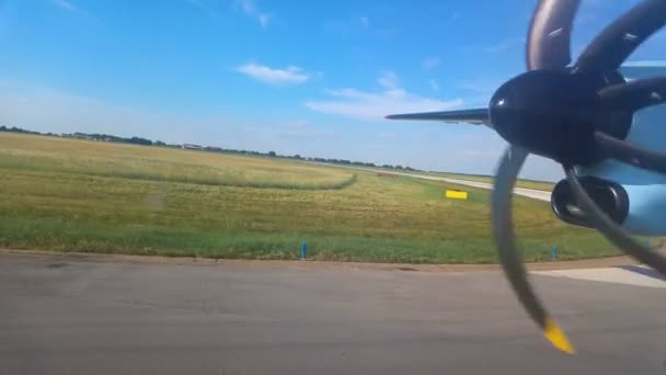 Turboprop propeller of plain seen through the window — стоковое видео